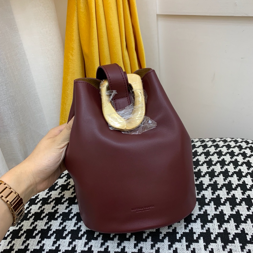宝缇嘉最新款水桶包 顶级原版牛皮 内里全皮 代购版本 枣红色