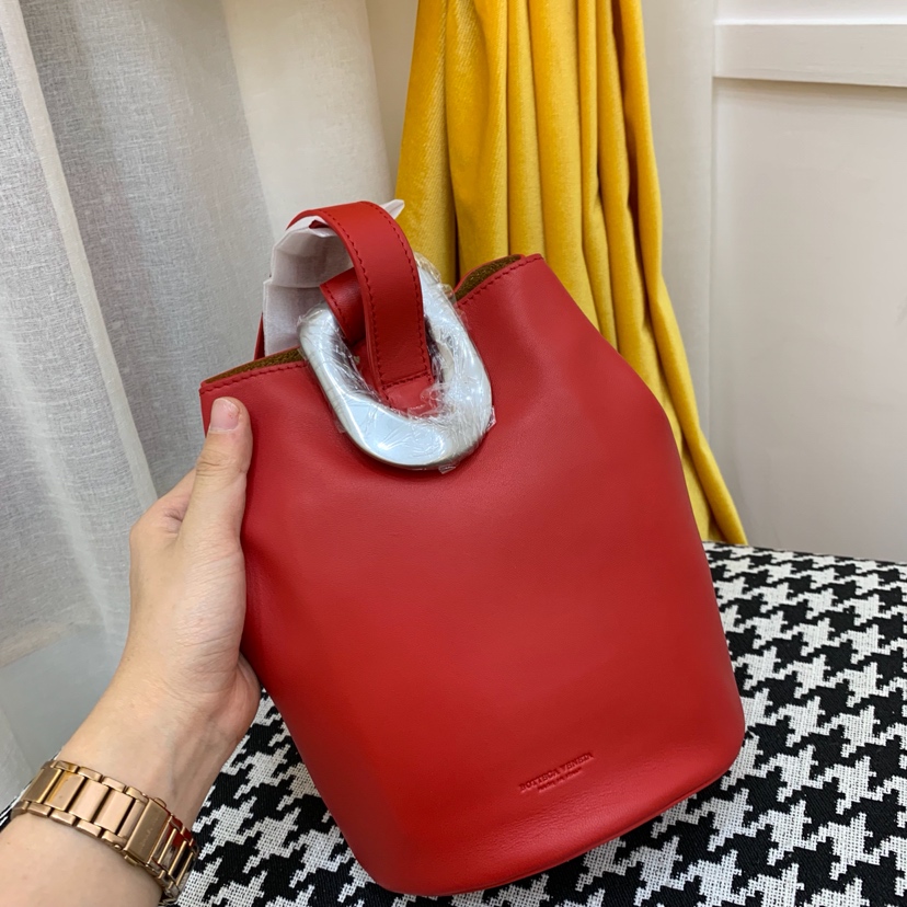 宝缇嘉最新款水桶包  顶级原版牛皮 内里全皮 代购版本 红色