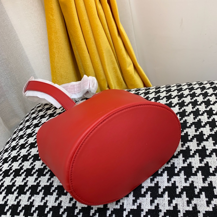 宝缇嘉最新款水桶包  顶级原版牛皮 内里全皮 代购版本 红色