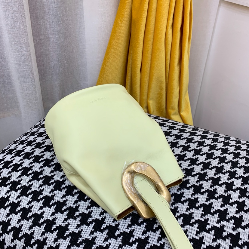 宝缇嘉最新款水桶包  顶级原版牛皮 内里全皮 代购版本 黄色
